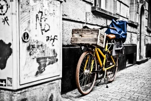 gelbes-fahrrad-steht-an-einer-hauswand