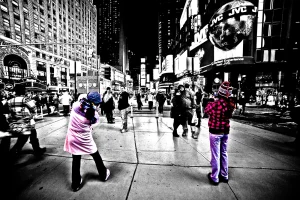 zwei-personen-fotografieren-andere-personen-auf-dem-times-sqare-new-york