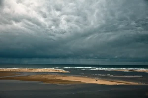 blick-auf-sandbank-und-dunkle-und-bedrohliche-sturmwolken