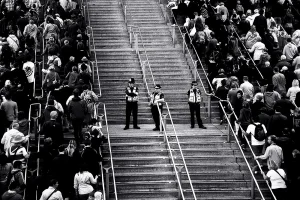 drei-englische-polizisten-auf-einer-treppe-mit-einer-menschenmenge-auf-den-benachbarten-treppen