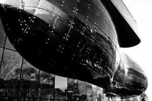aussenansicht-design-museum-graz-in-schwarz-weiss