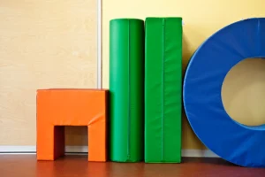 kubische-stoff-spielgeraete-an-wand-gelehnt
