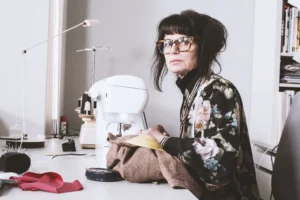 portrait-claudia-zimmer-an-naehmaschine