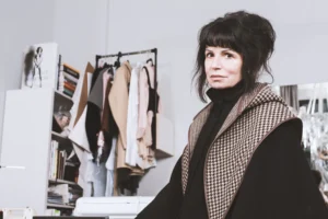 claudia-zimmer-stehend-an-theke-im-laden