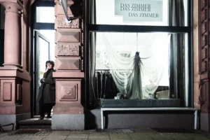 frau-nachts-im-eingang-eines-erleuchteten-ladens