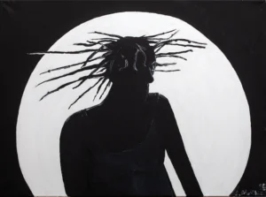 silouette-von-frau-mit-dreadlocks-vor-weissem-kreis